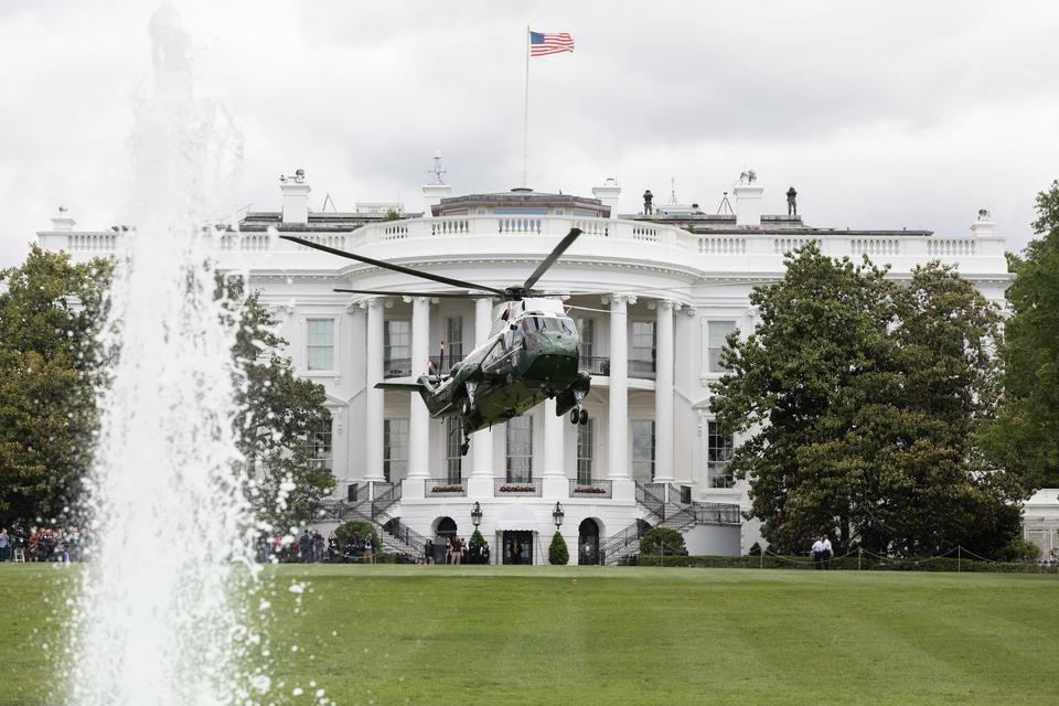 「エアフォース・ワン」と同様、アメリカ大統領を乗せた海兵隊の航空機はすべて「マリーン・ワン」というコールサインを使用する, ヘリコプターには徹底した安全対策が施されている, 大統領の追加の護衛として、常に少なくとももう1機のマリーン・ワンを偽装機として一緒に飛行させる, マリーン・ワンは大統領とともに海外へも出向く, マリーン・ワンはモデルよって11人から14人の乗客を収容できる, 大統領はマリーン・ワンでスタッフと頻繁に会議を行う, マリーン・ワンはキャンプ・デービッドや、アンドルーズ空軍基地でエアフォース・ワンに乗り換えるための短距離移動にも使用される, マリーン・ワンは、ホワイトハウスのサウスローンに大統領を迎えに来る, 大統領が搭乗し、着陸する際には、海兵隊の隊員は、「ブルードレス（Blue Dress）」と呼ばれる華やかな礼装用の制服を着て迎える, このヘリコプターには、飲料水や大統領専用のM&amp;M'sチョコレートなどのスナック類も備えられている