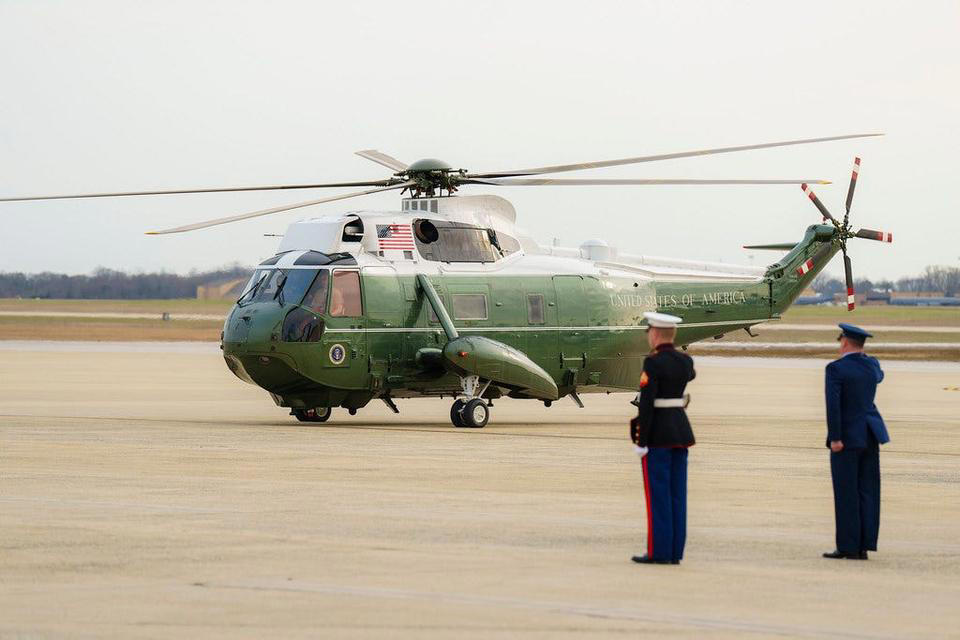 「エアフォース・ワン」と同様、アメリカ大統領を乗せた海兵隊の航空機はすべて「マリーン・ワン」というコールサインを使用する, ヘリコプターには徹底した安全対策が施されている, 大統領の追加の護衛として、常に少なくとももう1機のマリーン・ワンを偽装機として一緒に飛行させる, マリーン・ワンは大統領とともに海外へも出向く, マリーン・ワンはモデルよって11人から14人の乗客を収容できる, 大統領はマリーン・ワンでスタッフと頻繁に会議を行う, マリーン・ワンはキャンプ・デービッドや、アンドルーズ空軍基地でエアフォース・ワンに乗り換えるための短距離移動にも使用される, マリーン・ワンは、ホワイトハウスのサウスローンに大統領を迎えに来る, 大統領が搭乗し、着陸する際には、海兵隊の隊員は、「ブルードレス（Blue Dress）」と呼ばれる華やかな礼装用の制服を着て迎える, このヘリコプターには、飲料水や大統領専用のM&amp;M'sチョコレートなどのスナック類も備えられている