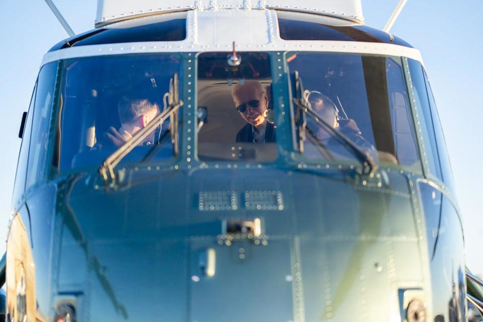 「エアフォース・ワン」と同様、アメリカ大統領を乗せた海兵隊の航空機はすべて「マリーン・ワン」というコールサインを使用する, ヘリコプターには徹底した安全対策が施されている, 大統領の追加の護衛として、常に少なくとももう1機のマリーン・ワンを偽装機として一緒に飛行させる, マリーン・ワンは大統領とともに海外へも出向く, マリーン・ワンはモデルよって11人から14人の乗客を収容できる, 大統領はマリーン・ワンでスタッフと頻繁に会議を行う, マリーン・ワンはキャンプ・デービッドや、アンドルーズ空軍基地でエアフォース・ワンに乗り換えるための短距離移動にも使用される, マリーン・ワンは、ホワイトハウスのサウスローンに大統領を迎えに来る, 大統領が搭乗し、着陸する際には、海兵隊の隊員は、「ブルードレス（Blue Dress）」と呼ばれる華やかな礼装用の制服を着て迎える, このヘリコプターには、飲料水や大統領専用のM&amp;M'sチョコレートなどのスナック類も備えられている