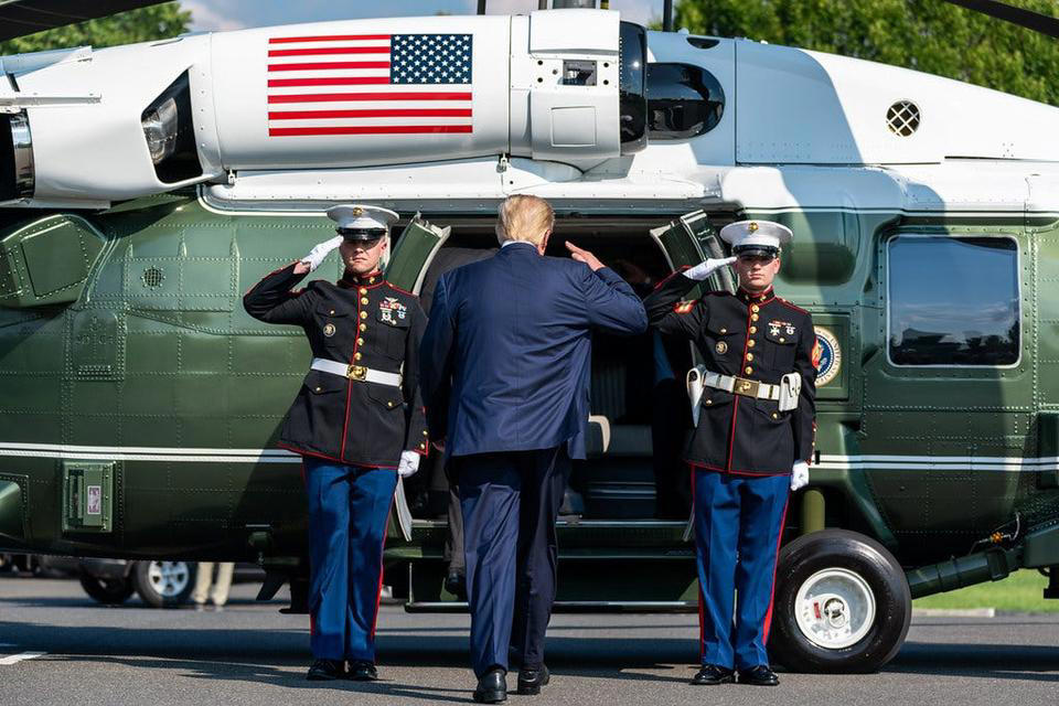 「エアフォース・ワン」と同様、アメリカ大統領を乗せた海兵隊の航空機はすべて「マリーン・ワン」というコールサインを使用する, ヘリコプターには徹底した安全対策が施されている, 大統領の追加の護衛として、常に少なくとももう1機のマリーン・ワンを偽装機として一緒に飛行させる, マリーン・ワンは大統領とともに海外へも出向く, マリーン・ワンはモデルよって11人から14人の乗客を収容できる, 大統領はマリーン・ワンでスタッフと頻繁に会議を行う, マリーン・ワンはキャンプ・デービッドや、アンドルーズ空軍基地でエアフォース・ワンに乗り換えるための短距離移動にも使用される, マリーン・ワンは、ホワイトハウスのサウスローンに大統領を迎えに来る, 大統領が搭乗し、着陸する際には、海兵隊の隊員は、「ブルードレス（Blue Dress）」と呼ばれる華やかな礼装用の制服を着て迎える, このヘリコプターには、飲料水や大統領専用のM&amp;M'sチョコレートなどのスナック類も備えられている