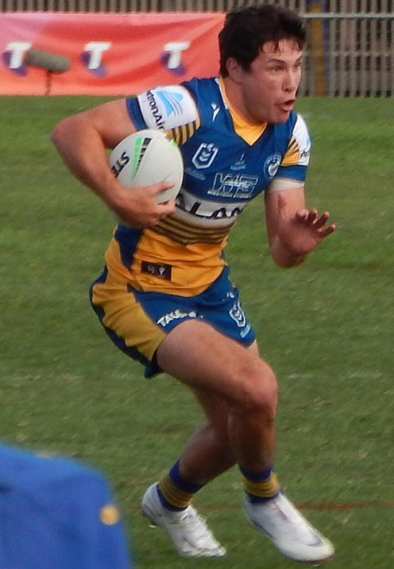 12. Mitchell Moses – £496,120 per year 20. Handré Pollard – £481,900 per year, 19. Tom Trbojevic – £488,010 per year, 18. James Tedesco – £488,010 per year, 17. Nicholas Hynes – £488,010 per year, 16. Steven Luatua – £489,800 per year, 15. Payne Haas – £493,750 per year, 14. Tino Fa’asuamaleaui – £493,750 per year, 13. Daly Cherry-Evans – £493,750 per year, 12. Mitchell Moses – £496,120 per year, 11. Cameron Munster – £498,490 per year, 10. Nathan Cleary – £498,490 per year, 9. Kalyn Ponga – £503,230 per year, 8. Antoine Dupont – £553,000 per year, 7. Maro Itoje – £632,000 per year, 6. Dan Biggar – £632,000 per year, 5. Siya Kolisi – £651,750 per year, 4. Faf de Klerk – £711,000 per year, 3. Cheslin Kolbe – £737,070 per year, 2. Finn Russell – £790,000 per year, 1. Owen Farrell – £791,580 per year