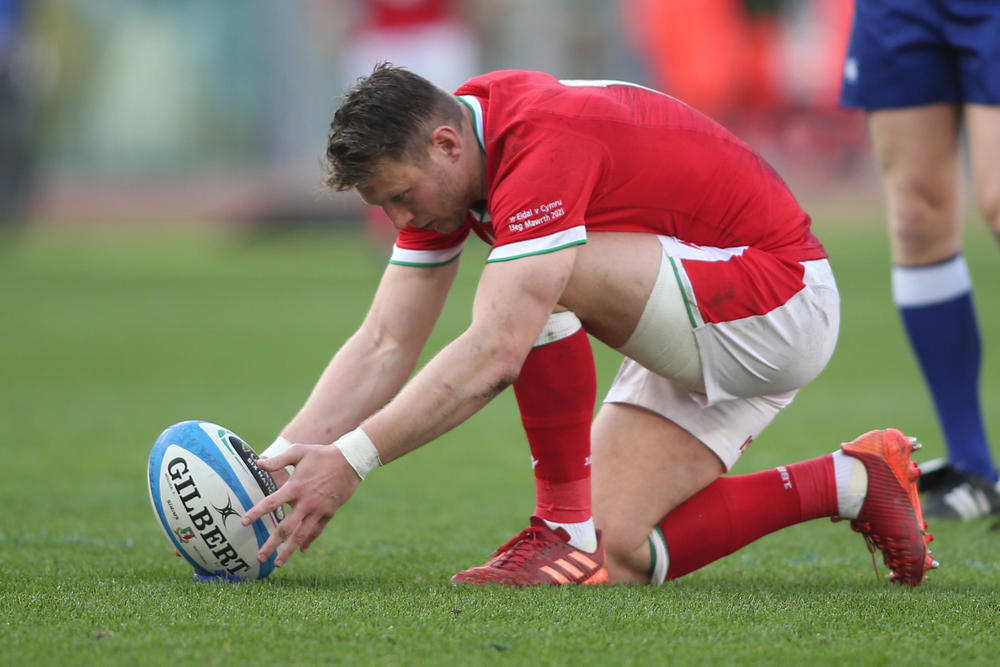 6. Dan Biggar – £632,000 per year 20. Handré Pollard – £481,900 per year, 19. Tom Trbojevic – £488,010 per year, 18. James Tedesco – £488,010 per year, 17. Nicholas Hynes – £488,010 per year, 16. Steven Luatua – £489,800 per year, 15. Payne Haas – £493,750 per year, 14. Tino Fa’asuamaleaui – £493,750 per year, 13. Daly Cherry-Evans – £493,750 per year, 12. Mitchell Moses – £496,120 per year, 11. Cameron Munster – £498,490 per year, 10. Nathan Cleary – £498,490 per year, 9. Kalyn Ponga – £503,230 per year, 8. Antoine Dupont – £553,000 per year, 7. Maro Itoje – £632,000 per year, 6. Dan Biggar – £632,000 per year, 5. Siya Kolisi – £651,750 per year, 4. Faf de Klerk – £711,000 per year, 3. Cheslin Kolbe – £737,070 per year, 2. Finn Russell – £790,000 per year, 1. Owen Farrell – £791,580 per year
