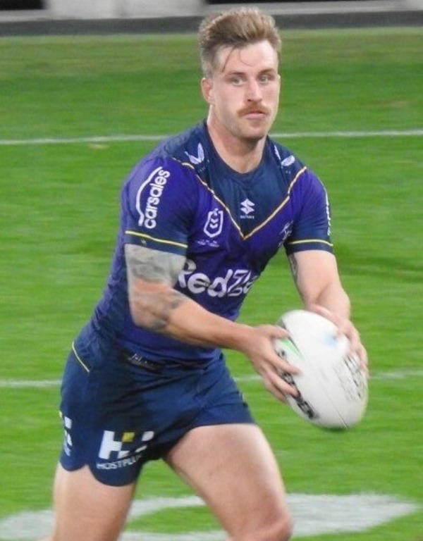 11. Cameron Munster – £498,490 per year 20. Handré Pollard – £481,900 per year, 19. Tom Trbojevic – £488,010 per year, 18. James Tedesco – £488,010 per year, 17. Nicholas Hynes – £488,010 per year, 16. Steven Luatua – £489,800 per year, 15. Payne Haas – £493,750 per year, 14. Tino Fa’asuamaleaui – £493,750 per year, 13. Daly Cherry-Evans – £493,750 per year, 12. Mitchell Moses – £496,120 per year, 11. Cameron Munster – £498,490 per year, 10. Nathan Cleary – £498,490 per year, 9. Kalyn Ponga – £503,230 per year, 8. Antoine Dupont – £553,000 per year, 7. Maro Itoje – £632,000 per year, 6. Dan Biggar – £632,000 per year, 5. Siya Kolisi – £651,750 per year, 4. Faf de Klerk – £711,000 per year, 3. Cheslin Kolbe – £737,070 per year, 2. Finn Russell – £790,000 per year, 1. Owen Farrell – £791,580 per year