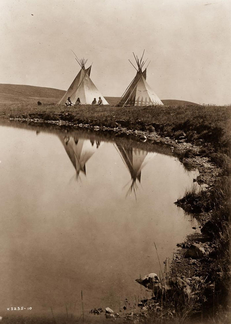 #9 Piegan Tepees, 1910 #1 A Klamath Chief Stands On A Hill Above Crater Lake, Oregon, 1923, #3 A Jicarrilla Girl, C. 1910, #5 An Apsaroke Mother And Child, 1908, #7 A Tewa Girl, 1906, #9 Piegan Tepees, 1910, #11 Mohave Woman, 1903, #13 A Kwakiutl Wedding Party Arrives In Canoes, 1914, #15 Eskadi, Of The Apache Tribe, 1903, #17 A Smoky Day At The Sugar Bowl, 1923, #19 Walpi Maidens, 1906, #21 Navajo Man, 1904, #23 Navajos, 1905, #25 Piegan Girls Gather Goldenrod, 1910, #27 A Hidatsa Man With A Captured Eagle, 1908, #29 Hakalahl, A Nakoaktok Chief, 1914, #31 A Young Member Of The Apache Tribe, C. 1910, #33 Apsaroke Man Wearing Medicine Hawk Headdress, 1908, #35 A Kwakiutl Gatherer Hunts Abalones In Washington, 1910, #37 Kwakiutl People In Canoes In British Columbia, 1914, #39 A Cahuilla Woman, 1924, #41 Members Of The Qagyuhl Tribe Dance To Restore An Eclipsed Moon, C. 1910, #43 Iahla, Also Known As "willow," Of The Taos Pueblo, 1905, #45 A Kutenai Duck Hunter, 1910, #47 A Hupa Woman, 1923, #49 A Maricopa Woman, 1907, #51 Spearing Salmon, 1923, #53 Nayenezgani, A Navajo Man, 1904, #55 A Zuni Woman, 1903, #57 Hopi Bridal Costume, 1900, #59 A Maricopa Woman With Arrow-brush Stalks, 1907, #61 At The Old Well Of Acoma, 1904, #63 A Kwakiutl Shaman, 1914, #65 An Apache Woman Reaps Grain, C. 1910, #67 A Sioux Hunter, 1905, #69 Piegan Chiefs, 1900, #71 Mnainak, A Yakima Chief, 1910