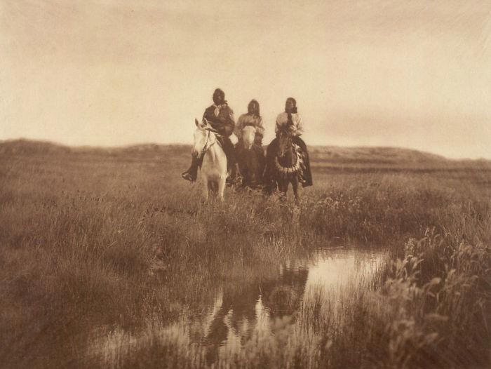 #69 Piegan Chiefs, 1900 #1 A Klamath Chief Stands On A Hill Above Crater Lake, Oregon, 1923, #3 A Jicarrilla Girl, C. 1910, #5 An Apsaroke Mother And Child, 1908, #7 A Tewa Girl, 1906, #9 Piegan Tepees, 1910, #11 Mohave Woman, 1903, #13 A Kwakiutl Wedding Party Arrives In Canoes, 1914, #15 Eskadi, Of The Apache Tribe, 1903, #17 A Smoky Day At The Sugar Bowl, 1923, #19 Walpi Maidens, 1906, #21 Navajo Man, 1904, #23 Navajos, 1905, #25 Piegan Girls Gather Goldenrod, 1910, #27 A Hidatsa Man With A Captured Eagle, 1908, #29 Hakalahl, A Nakoaktok Chief, 1914, #31 A Young Member Of The Apache Tribe, C. 1910, #33 Apsaroke Man Wearing Medicine Hawk Headdress, 1908, #35 A Kwakiutl Gatherer Hunts Abalones In Washington, 1910, #37 Kwakiutl People In Canoes In British Columbia, 1914, #39 A Cahuilla Woman, 1924, #41 Members Of The Qagyuhl Tribe Dance To Restore An Eclipsed Moon, C. 1910, #43 Iahla, Also Known As "willow," Of The Taos Pueblo, 1905, #45 A Kutenai Duck Hunter, 1910, #47 A Hupa Woman, 1923, #49 A Maricopa Woman, 1907, #51 Spearing Salmon, 1923, #53 Nayenezgani, A Navajo Man, 1904, #55 A Zuni Woman, 1903, #57 Hopi Bridal Costume, 1900, #59 A Maricopa Woman With Arrow-brush Stalks, 1907, #61 At The Old Well Of Acoma, 1904, #63 A Kwakiutl Shaman, 1914, #65 An Apache Woman Reaps Grain, C. 1910, #67 A Sioux Hunter, 1905, #69 Piegan Chiefs, 1900, #71 Mnainak, A Yakima Chief, 1910