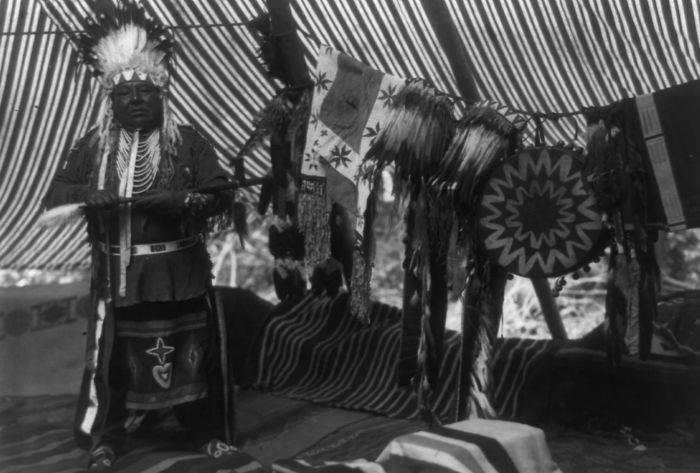 #1 A Klamath Chief Stands On A Hill Above Crater Lake, Oregon, 1923, #3 A Jicarrilla Girl, C. 1910, #5 An Apsaroke Mother And Child, 1908, #7 A Tewa Girl, 1906, #9 Piegan Tepees, 1910, #11 Mohave Woman, 1903, #13 A Kwakiutl Wedding Party Arrives In Canoes, 1914, #15 Eskadi, Of The Apache Tribe, 1903, #17 A Smoky Day At The Sugar Bowl, 1923, #19 Walpi Maidens, 1906, #21 Navajo Man, 1904, #23 Navajos, 1905, #25 Piegan Girls Gather Goldenrod, 1910, #27 A Hidatsa Man With A Captured Eagle, 1908, #29 Hakalahl, A Nakoaktok Chief, 1914, #31 A Young Member Of The Apache Tribe, C. 1910, #33 Apsaroke Man Wearing Medicine Hawk Headdress, 1908, #35 A Kwakiutl Gatherer Hunts Abalones In Washington, 1910, #37 Kwakiutl People In Canoes In British Columbia, 1914, #39 A Cahuilla Woman, 1924, #41 Members Of The Qagyuhl Tribe Dance To Restore An Eclipsed Moon, C. 1910, #43 Iahla, Also Known As "willow," Of The Taos Pueblo, 1905, #45 A Kutenai Duck Hunter, 1910, #47 A Hupa Woman, 1923, #49 A Maricopa Woman, 1907, #51 Spearing Salmon, 1923, #53 Nayenezgani, A Navajo Man, 1904, #55 A Zuni Woman, 1903, #57 Hopi Bridal Costume, 1900, #59 A Maricopa Woman With Arrow-brush Stalks, 1907, #61 At The Old Well Of Acoma, 1904, #63 A Kwakiutl Shaman, 1914, #65 An Apache Woman Reaps Grain, C. 1910, #67 A Sioux Hunter, 1905, #69 Piegan Chiefs, 1900, #71 Mnainak, A Yakima Chief, 1910
