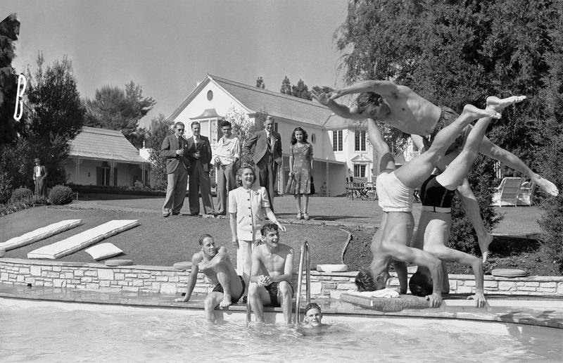 Life at home during the 1940s, The world at war, America enters the conflict, Facing war back home, Rationing and reduction, Back to basics, The average 1940s home?, 1940s kitchens, Inside the food pantry, Old and new technologies, The advent of television, Dining rooms, The 1940s bedroom, Glamorous boudoirs, Murphy beds, Bathrooms in the 1940s, New luxury, Growing their own, Rural migration, Homesteading, Life on the farm, Luxury homes in the 1940s, Stately homes take on new life, Hollywood in the 40s, Privilege and power, In the Governor's mansion, Political exiles, Comfort and hope, The White House restoration, Henry Ford's mansion, The end of World War II, Urban migration, Overcrowded cities, Factory housing, Hard times, Homelessness, Prefab housing, The Lustron House, President Roosevelt’s G.I. Bill, The 1946 housing protest, Housing discrimination, Japanese American internment camps, Out with the old, in with the new, Moving towards mid-century modernism, Mass-produced furniture, Building the suburbs, Welcome to Levittown