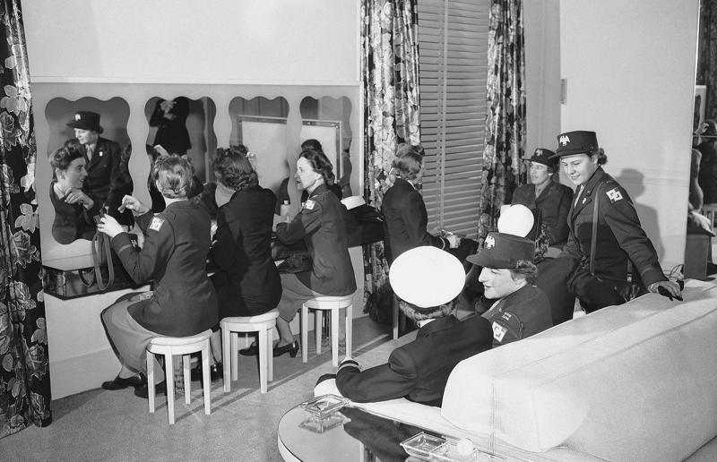 Life at home during the 1940s, The world at war, America enters the conflict, Facing war back home, Rationing and reduction, Back to basics, The average 1940s home?, 1940s kitchens, Inside the food pantry, Old and new technologies, The advent of television, Dining rooms, The 1940s bedroom, Glamorous boudoirs, Murphy beds, Bathrooms in the 1940s, New luxury, Growing their own, Rural migration, Homesteading, Life on the farm, Luxury homes in the 1940s, Stately homes take on new life, Hollywood in the 40s, Privilege and power, In the Governor's mansion, Political exiles, Comfort and hope, The White House restoration, Henry Ford's mansion, The end of World War II, Urban migration, Overcrowded cities, Factory housing, Hard times, Homelessness, Prefab housing, The Lustron House, President Roosevelt’s G.I. Bill, The 1946 housing protest, Housing discrimination, Japanese American internment camps, Out with the old, in with the new, Moving towards mid-century modernism, Mass-produced furniture, Building the suburbs, Welcome to Levittown