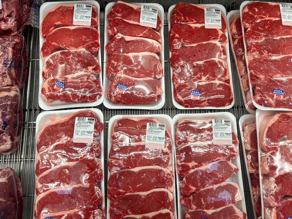 コストコで買い物をした日は、夕食に必ずロティサリーチキンを購入, 冷凍の枝豆はいい副菜になる, コストコのベリー類は品揃え豊富で、値段も手頃だ, カークランドシグネチャーのオーガニック・ギリシャヨーグルトは家族全員のお気に入り, うちの6歳の子どもはGoldfishが好き過ぎる, カークランドシグネチャーのプロテインバーは大人にぴったりのおやつ, カークランドシグネチャーのビーフジャーキーもタンパク質たっぷりのおやつ, コストコはナッツバターの品揃えが充実している, コストコのニューヨークステーキは自宅で過ごす特別な夜にぴったり