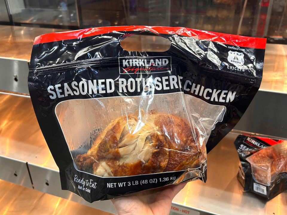コストコで買い物をした日は、夕食に必ずロティサリーチキンを購入, 冷凍の枝豆はいい副菜になる, コストコのベリー類は品揃え豊富で、値段も手頃だ, カークランドシグネチャーのオーガニック・ギリシャヨーグルトは家族全員のお気に入り, うちの6歳の子どもはGoldfishが好き過ぎる, カークランドシグネチャーのプロテインバーは大人にぴったりのおやつ, カークランドシグネチャーのビーフジャーキーもタンパク質たっぷりのおやつ, コストコはナッツバターの品揃えが充実している, コストコのニューヨークステーキは自宅で過ごす特別な夜にぴったり