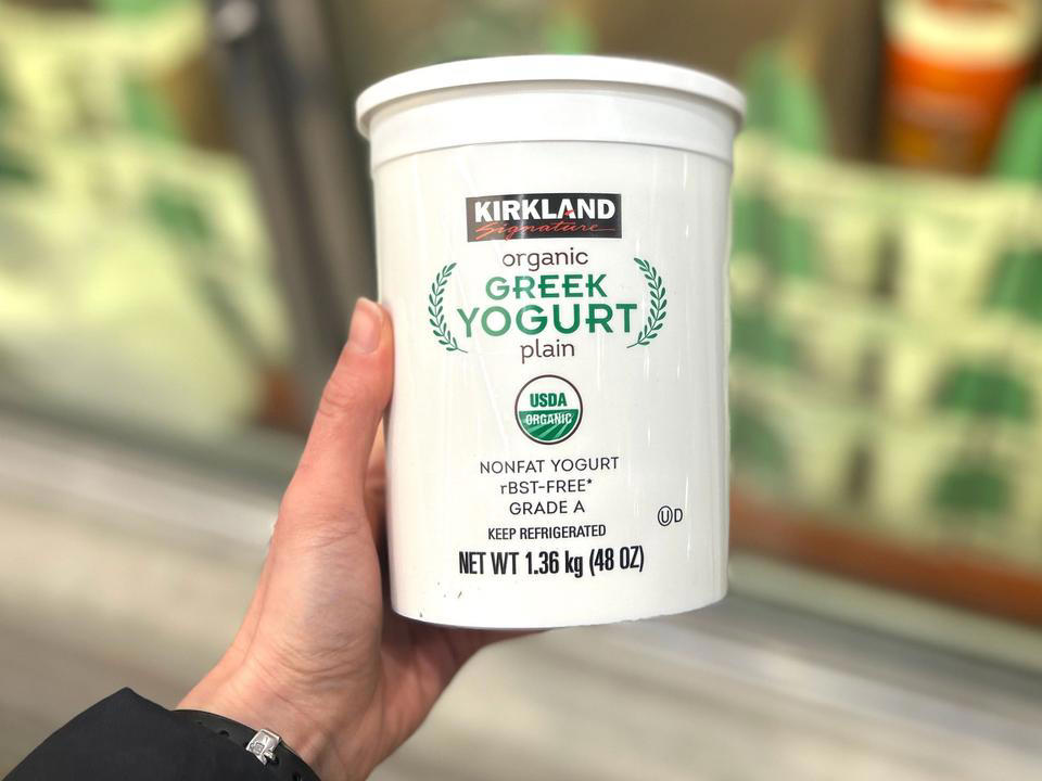 コストコで買い物をした日は、夕食に必ずロティサリーチキンを購入, 冷凍の枝豆はいい副菜になる, コストコのベリー類は品揃え豊富で、値段も手頃だ, カークランドシグネチャーのオーガニック・ギリシャヨーグルトは家族全員のお気に入り, うちの6歳の子どもはGoldfishが好き過ぎる, カークランドシグネチャーのプロテインバーは大人にぴったりのおやつ, カークランドシグネチャーのビーフジャーキーもタンパク質たっぷりのおやつ, コストコはナッツバターの品揃えが充実している, コストコのニューヨークステーキは自宅で過ごす特別な夜にぴったり