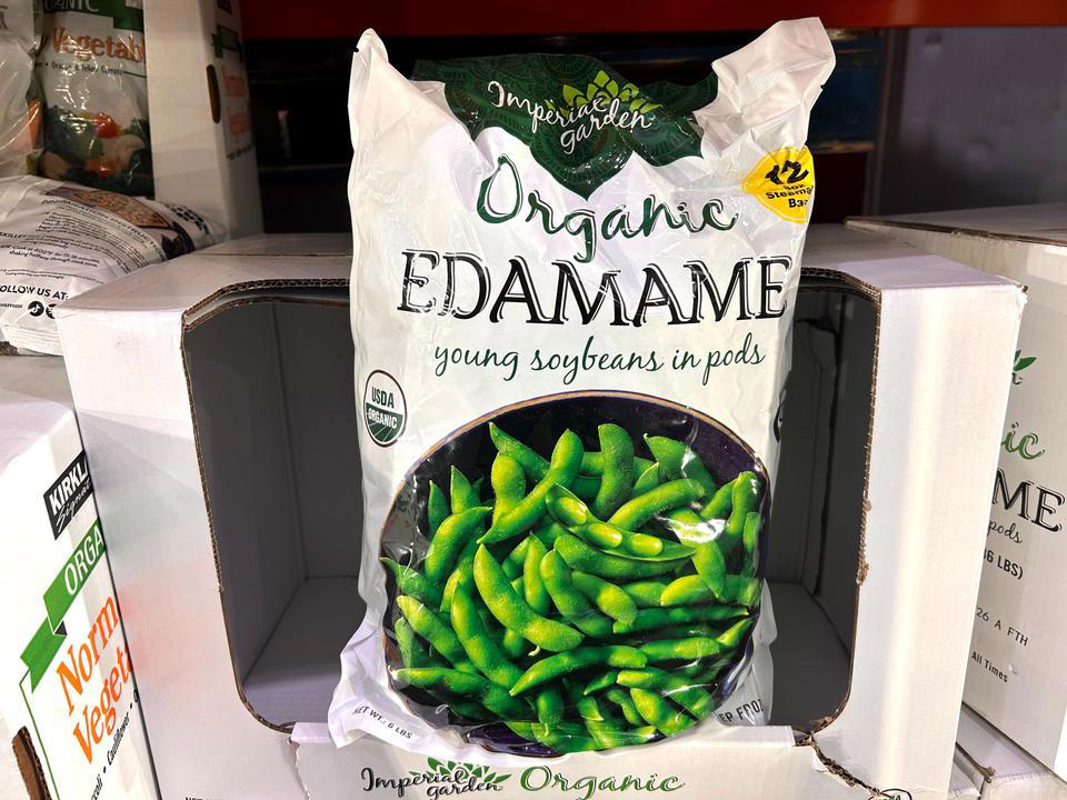 コストコで買い物をした日は、夕食に必ずロティサリーチキンを購入, 冷凍の枝豆はいい副菜になる, コストコのベリー類は品揃え豊富で、値段も手頃だ, カークランドシグネチャーのオーガニック・ギリシャヨーグルトは家族全員のお気に入り, うちの6歳の子どもはGoldfishが好き過ぎる, カークランドシグネチャーのプロテインバーは大人にぴったりのおやつ, カークランドシグネチャーのビーフジャーキーもタンパク質たっぷりのおやつ, コストコはナッツバターの品揃えが充実している, コストコのニューヨークステーキは自宅で過ごす特別な夜にぴったり