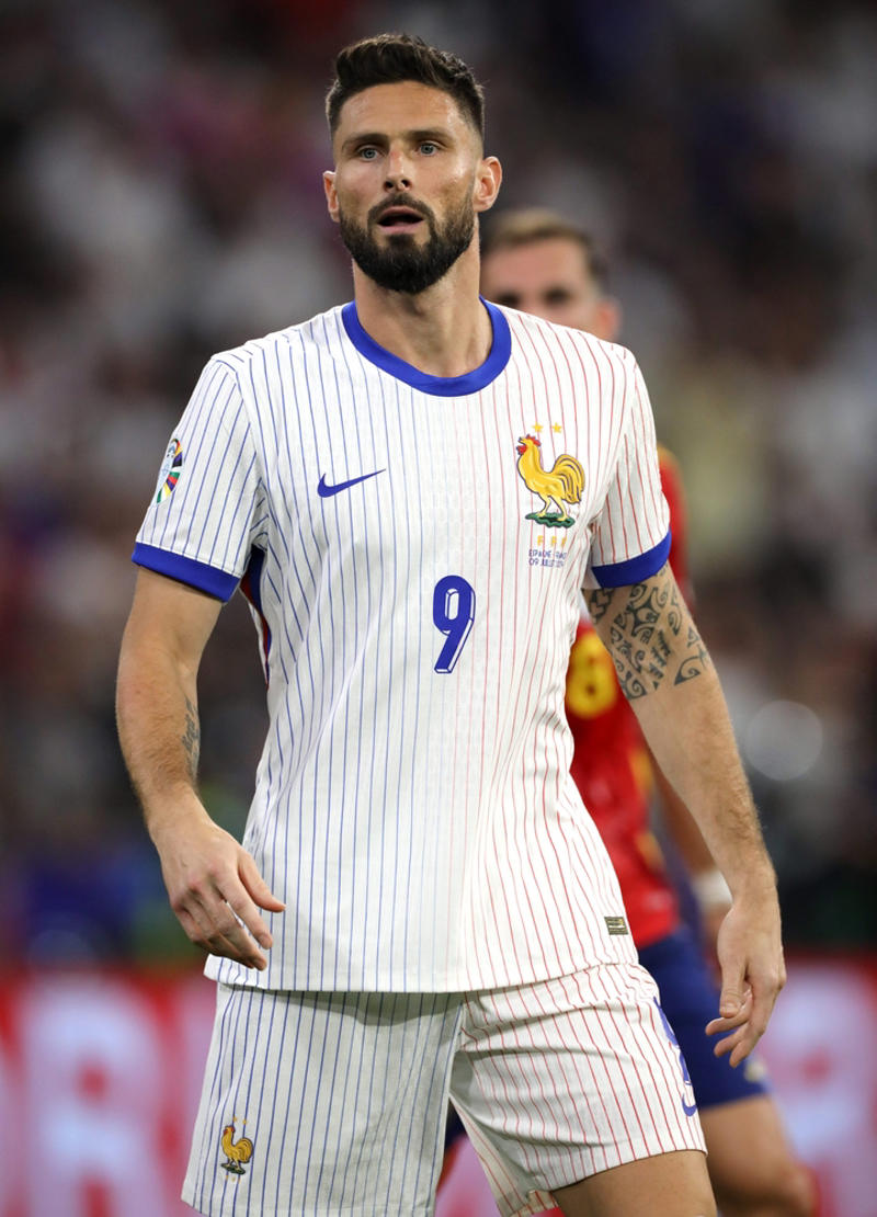 17. Olivier Giroud – £41,678 per week / £2,167,263 per year 20. Romelu Lukaku – 51 Headed Goals, 19. Guillaume Hoarau – 51 Headed Goals, 18. Olivier Giroud – 52 Headed Goals, 17. Sergio Ramos – 52 Headed Goals, 16. Harry Kane – 53 Headed Goals, 15. Islam Slimani – 53 Headed Goals, 14. Peter Crouch – 56 Headed Goals, 13. Zlatan Ibrahimovic – 58 Headed Goals, 12. Edinson Cavani – 58 Headed Goals, 11. Miroslav Klose – 58 Headed Goals, 10. Karim Benzema – 59 Headed Goals, 9. Mario Mandzukic – 60 Headed Goals, 8. Edin Džeko – 62 Headed Goals, 7. Aritz Aduriz – 63 Headed Goals, 6. Bas Dost – 68 Headed Goals, 5. Radamel Falcao – 71 Headed Goals, 4. Fernando Llorente – 77 Headed Goals, 3. Robert Lewandowski – 83 Headed Goals, 2. Luuk De Jong – 84 Headed Goals, 1. Cristiano Ronaldo – 112 Headed Goals