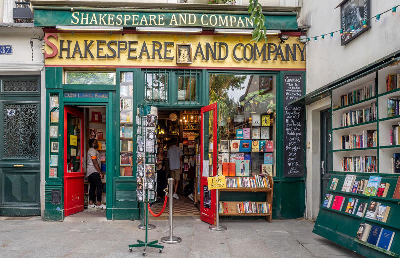 4. Shakespeare and Company, Paris, France 23. Cafebreria El Pendulo, Mexico City, Mexico, 22. Les Bouquinistes, Paris, France, 21. Strand Bookstore, New York City, New York, USA, 20. Word on the Water, London, England, UK, 19. Powell's Books, Portland, Oregon, USA, 18. Libreria Acqua Alta, Venice, Italy, 17. Livraria Ler Devagar, Lisbon, Portugal, 16. Daunt Books, London, England, UK, 15. Carturesti Carusel, Bucharest, Romania, 14. Hatchards, London, England, UK, 13. Brattle Book Shop, Boston, Massachusetts, USA, 12. Librairie Avant-Garde, Nanjing, China, 11. Bart's Books, Ojai, California, USA, 10. stories!, Hamburg, Germany, 9. Leakey's Bookshop, Inverness, Scotland, UK, 8. Boekhandel Dominicanen, Maastricht, Netherlands, 7. Zhongshuge Bookstore, Chongqing, China, 6. The Last Bookstore, Los Angeles, California, USA, 5. Akateeminen Kirjakauppa, Helsinki, Finland, 4. Shakespeare and Company, Paris, France, 3. Waterstones, Bradford, England, UK, 2. El Ateneo Grand Splendid, Buenos Aires, Argentina