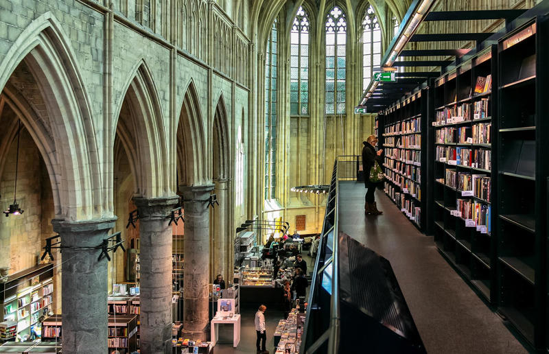 8. Boekhandel Dominicanen, Maastricht, Netherlands 23. Cafebreria El Pendulo, Mexico City, Mexico, 22. Les Bouquinistes, Paris, France, 21. Strand Bookstore, New York City, New York, USA, 20. Word on the Water, London, England, UK, 19. Powell's Books, Portland, Oregon, USA, 18. Libreria Acqua Alta, Venice, Italy, 17. Livraria Ler Devagar, Lisbon, Portugal, 16. Daunt Books, London, England, UK, 15. Carturesti Carusel, Bucharest, Romania, 14. Hatchards, London, England, UK, 13. Brattle Book Shop, Boston, Massachusetts, USA, 12. Librairie Avant-Garde, Nanjing, China, 11. Bart's Books, Ojai, California, USA, 10. stories!, Hamburg, Germany, 9. Leakey's Bookshop, Inverness, Scotland, UK, 8. Boekhandel Dominicanen, Maastricht, Netherlands, 7. Zhongshuge Bookstore, Chongqing, China, 6. The Last Bookstore, Los Angeles, California, USA, 5. Akateeminen Kirjakauppa, Helsinki, Finland, 4. Shakespeare and Company, Paris, France, 3. Waterstones, Bradford, England, UK, 2. El Ateneo Grand Splendid, Buenos Aires, Argentina