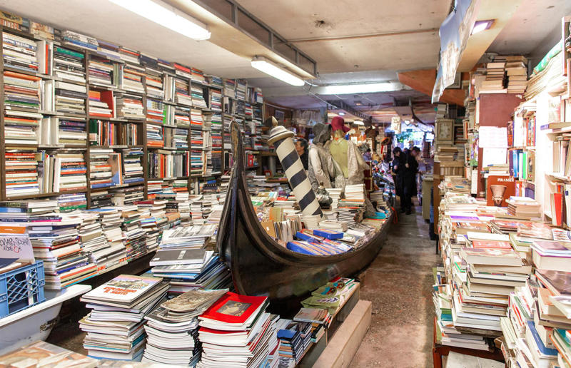 18. Libreria Acqua Alta, Venice, Italy 23. Cafebreria El Pendulo, Mexico City, Mexico, 22. Les Bouquinistes, Paris, France, 21. Strand Bookstore, New York City, New York, USA, 20. Word on the Water, London, England, UK, 19. Powell's Books, Portland, Oregon, USA, 18. Libreria Acqua Alta, Venice, Italy, 17. Livraria Ler Devagar, Lisbon, Portugal, 16. Daunt Books, London, England, UK, 15. Carturesti Carusel, Bucharest, Romania, 14. Hatchards, London, England, UK, 13. Brattle Book Shop, Boston, Massachusetts, USA, 12. Librairie Avant-Garde, Nanjing, China, 11. Bart's Books, Ojai, California, USA, 10. stories!, Hamburg, Germany, 9. Leakey's Bookshop, Inverness, Scotland, UK, 8. Boekhandel Dominicanen, Maastricht, Netherlands, 7. Zhongshuge Bookstore, Chongqing, China, 6. The Last Bookstore, Los Angeles, California, USA, 5. Akateeminen Kirjakauppa, Helsinki, Finland, 4. Shakespeare and Company, Paris, France, 3. Waterstones, Bradford, England, UK, 2. El Ateneo Grand Splendid, Buenos Aires, Argentina