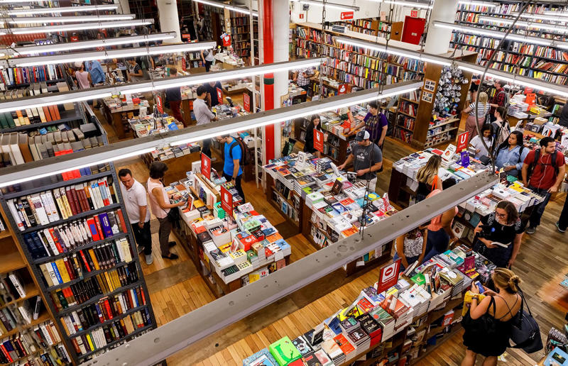 21. Strand Bookstore, New York City, New York, USA 23. Cafebreria El Pendulo, Mexico City, Mexico, 22. Les Bouquinistes, Paris, France, 21. Strand Bookstore, New York City, New York, USA, 20. Word on the Water, London, England, UK, 19. Powell's Books, Portland, Oregon, USA, 18. Libreria Acqua Alta, Venice, Italy, 17. Livraria Ler Devagar, Lisbon, Portugal, 16. Daunt Books, London, England, UK, 15. Carturesti Carusel, Bucharest, Romania, 14. Hatchards, London, England, UK, 13. Brattle Book Shop, Boston, Massachusetts, USA, 12. Librairie Avant-Garde, Nanjing, China, 11. Bart's Books, Ojai, California, USA, 10. stories!, Hamburg, Germany, 9. Leakey's Bookshop, Inverness, Scotland, UK, 8. Boekhandel Dominicanen, Maastricht, Netherlands, 7. Zhongshuge Bookstore, Chongqing, China, 6. The Last Bookstore, Los Angeles, California, USA, 5. Akateeminen Kirjakauppa, Helsinki, Finland, 4. Shakespeare and Company, Paris, France, 3. Waterstones, Bradford, England, UK, 2. El Ateneo Grand Splendid, Buenos Aires, Argentina