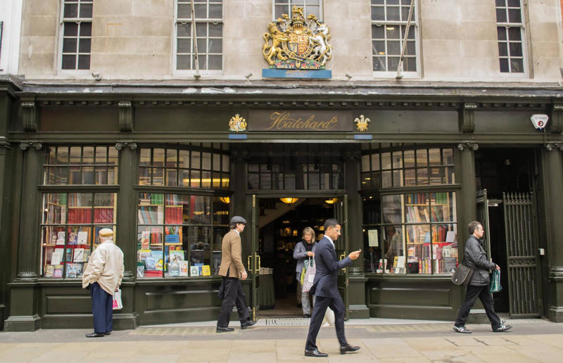 14. Hatchards, London, England, UK 23. Cafebreria El Pendulo, Mexico City, Mexico, 22. Les Bouquinistes, Paris, France, 21. Strand Bookstore, New York City, New York, USA, 20. Word on the Water, London, England, UK, 19. Powell's Books, Portland, Oregon, USA, 18. Libreria Acqua Alta, Venice, Italy, 17. Livraria Ler Devagar, Lisbon, Portugal, 16. Daunt Books, London, England, UK, 15. Carturesti Carusel, Bucharest, Romania, 14. Hatchards, London, England, UK, 13. Brattle Book Shop, Boston, Massachusetts, USA, 12. Librairie Avant-Garde, Nanjing, China, 11. Bart's Books, Ojai, California, USA, 10. stories!, Hamburg, Germany, 9. Leakey's Bookshop, Inverness, Scotland, UK, 8. Boekhandel Dominicanen, Maastricht, Netherlands, 7. Zhongshuge Bookstore, Chongqing, China, 6. The Last Bookstore, Los Angeles, California, USA, 5. Akateeminen Kirjakauppa, Helsinki, Finland, 4. Shakespeare and Company, Paris, France, 3. Waterstones, Bradford, England, UK, 2. El Ateneo Grand Splendid, Buenos Aires, Argentina