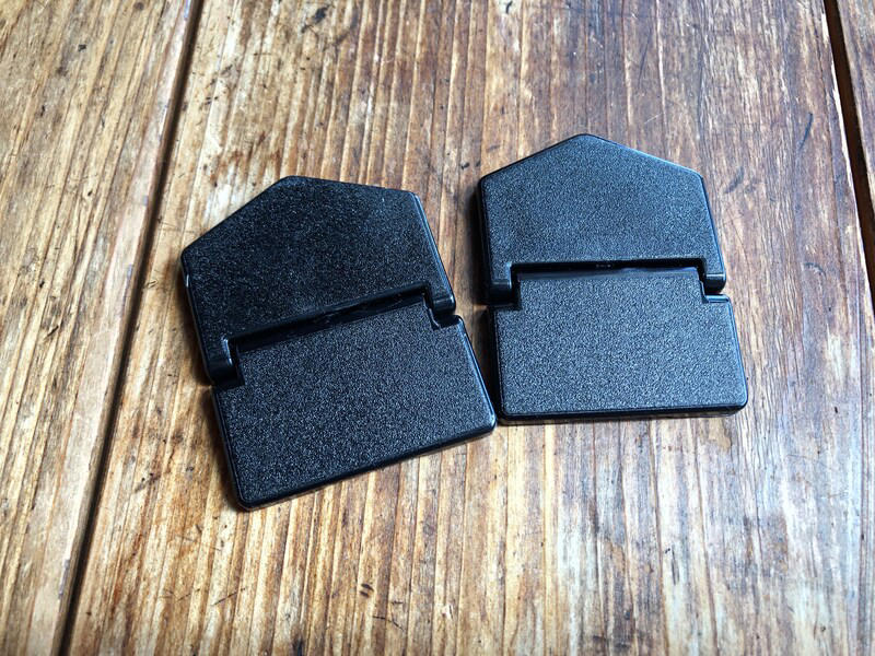 【100均ダイソー＆セリアのノートパソコンスタンド】シンプルな折りたたみ式「パソコンに貼り付けて使う ノートパソコンスタンド2P」, 【100均ダイソー＆セリアのノートパソコンスタンド】タブレットにも使える500円スタンド「折りたたみ式 PC・タブレットスタンド」, 【100均ダイソー＆セリアのノートパソコンスタンド】パソコンの熱を冷ます機能も！ 「ノートPC用放熱スタンド」, 【100均ノートパソコンスタンドの代用品グッズ】キッチンの折りたたみ棚やワイヤーネットを代用に, 【100均ノートPCスタンドの代用品グッズ】縦置き収納にはまな板スタンドやお皿立てがおすすめ, 【100均】「ノートパソコンスタンド」が売ってない？ 売り場はどこ？ 売り切れ？