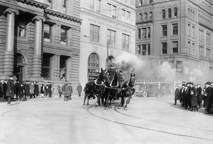 pictures from history - horse drawn fire engine - Bou h Bater