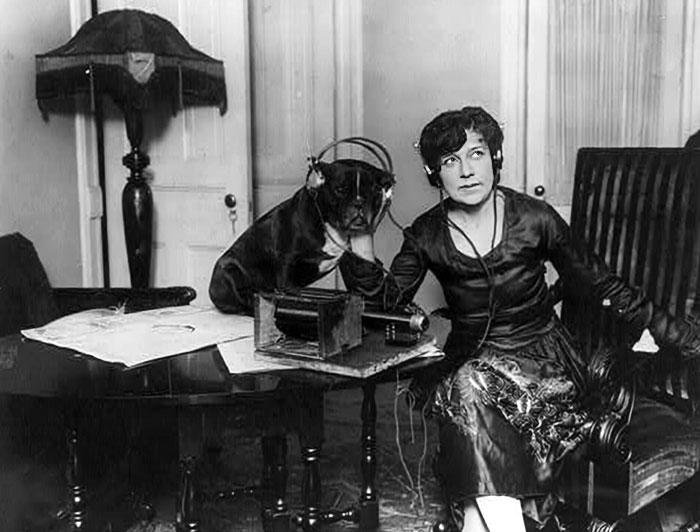 pictures from history - listening to the radio vintage - Waya