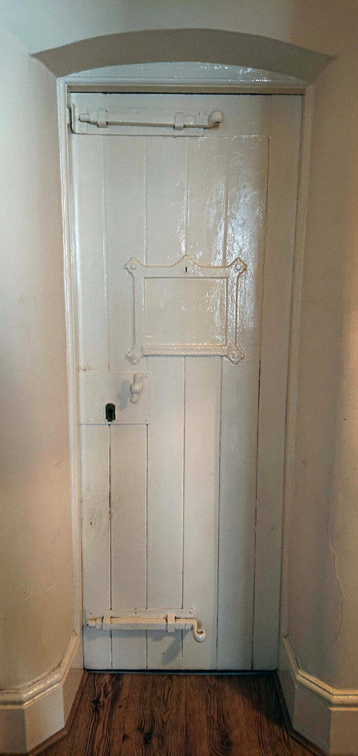 33 Cool Hidden Treasures People Discovered in Their Homes