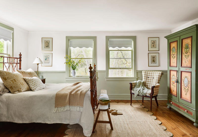 Get Ready for Guests, Throw Open the Windows, Freshen Up With Flowers, Lighten Up the Linens, Incorporate Springtime Shades, Repaint the Walls, Rearrange the Furniture, Swap Out Rugs