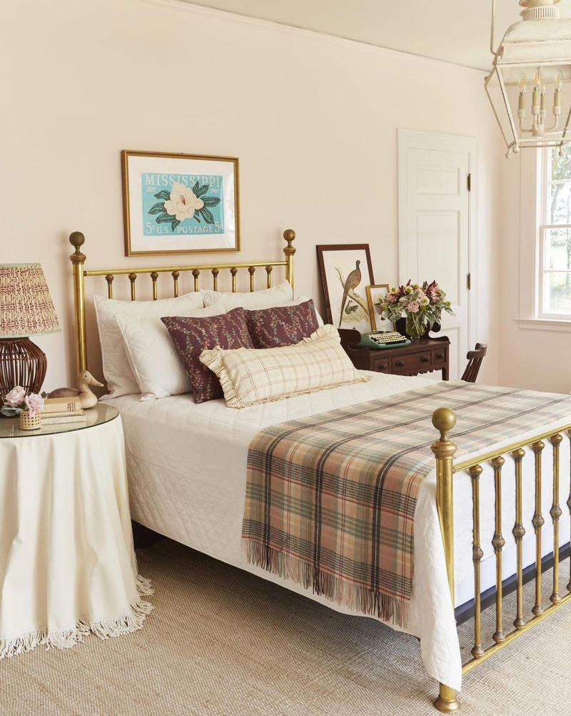 Get Ready for Guests, Throw Open the Windows, Freshen Up With Flowers, Lighten Up the Linens, Incorporate Springtime Shades, Repaint the Walls, Rearrange the Furniture, Swap Out Rugs
