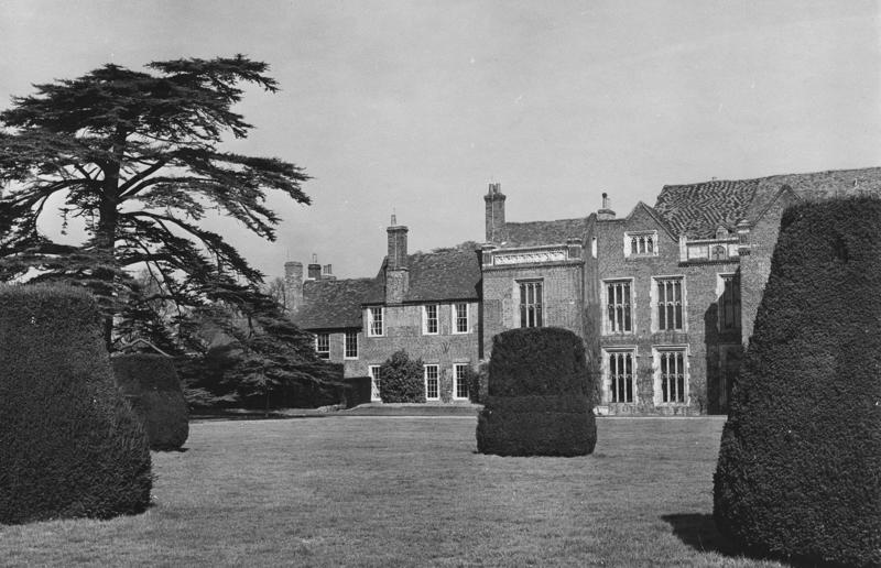 Sutton Place The palatial properties of the world's most prestigious families, The Getty family, Patriarch of the Getty dynasty, Sunset Boulevard mansion, In honour of tragic son George Getty ll, Donated to the City of Los Angeles, Sutton Place, The home of a recluse, Getty's Italian villa renovation, Popular with celebrities then and now, Photo finish for the new generation, The Kennedy family, Moving on up, New York high society, The Kennedy Compound, Cape Cod, The White House by the sea, The Kennedy's Palm Beach escape, American royalty, JFK's Virginia home, Sold to Robert and Ethel Kennedy, The future of the Kennedy family, The Vanderbilt family, The Gilded Age, The largest house in the Big Apple, Elm Court revival, Magnificent Marble House, Preserved for the nation, The Breakers, Rhode Island's number one tourist attraction, Biltmore: America's largest house, The Guinness family, Ashford Castle, Playground of princes and pop stars, Home of the richest man in Ireland, Farmleigh: Ireland's official state guest house, Kenwood House, A generous philanthropist, Fairytale Luggala estate, A haven for artists and musicians, Raising the roof, The Rockefeller family, Regal Rockwood Hall, Wrecking ball victim, A mansion for the world's first billionaire, No expense spared, A national treasure, New York’s most desirable apartment, Selling off the family treasures, Exclusive properties, A tradition of philanthropy, The Astor family, Romantic Rokeby, Earning its keep, High-society Beechwood, Classy Cliveden House, Scene of the Profumo Affair, Hever Castle and royal connections, Kingsize bed, Grand Ginge Manor, The Rothschild family, Château de Ferrières, Goût Rothschild, Waddesdon Manor, Exceptional art collection, Hôtel de Pontalba, Confiscated by the Nazis, A family gem on the French Riviera, A treasure chest of art and antiquities, Passing on the properties, The Trudeau family, A national disgrace, Happy memories at Harrington Lake, Relaxed style, Maison Cormier, Trudeau's Art Deco mansion, Rideau Cottage
