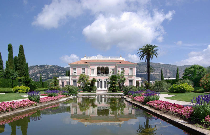 A family gem on the French Riviera The palatial properties of the world's most prestigious families, The Getty family, Patriarch of the Getty dynasty, Sunset Boulevard mansion, In honour of tragic son George Getty ll, Donated to the City of Los Angeles, Sutton Place, The home of a recluse, Getty's Italian villa renovation, Popular with celebrities then and now, Photo finish for the new generation, The Kennedy family, Moving on up, New York high society, The Kennedy Compound, Cape Cod, The White House by the sea, The Kennedy's Palm Beach escape, American royalty, JFK's Virginia home, Sold to Robert and Ethel Kennedy, The future of the Kennedy family, The Vanderbilt family, The Gilded Age, The largest house in the Big Apple, Elm Court revival, Magnificent Marble House, Preserved for the nation, The Breakers, Rhode Island's number one tourist attraction, Biltmore: America's largest house, The Guinness family, Ashford Castle, Playground of princes and pop stars, Home of the richest man in Ireland, Farmleigh: Ireland's official state guest house, Kenwood House, A generous philanthropist, Fairytale Luggala estate, A haven for artists and musicians, Raising the roof, The Rockefeller family, Regal Rockwood Hall, Wrecking ball victim, A mansion for the world's first billionaire, No expense spared, A national treasure, New York’s most desirable apartment, Selling off the family treasures, Exclusive properties, A tradition of philanthropy, The Astor family, Romantic Rokeby, Earning its keep, High-society Beechwood, Classy Cliveden House, Scene of the Profumo Affair, Hever Castle and royal connections, Kingsize bed, Grand Ginge Manor, The Rothschild family, Château de Ferrières, Goût Rothschild, Waddesdon Manor, Exceptional art collection, Hôtel de Pontalba, Confiscated by the Nazis, A family gem on the French Riviera, A treasure chest of art and antiquities, Passing on the properties, The Trudeau family, A national disgrace, Happy memories at Harrington Lake, Relaxed style, Maison Cormier, Trudeau's Art Deco mansion, Rideau Cottage