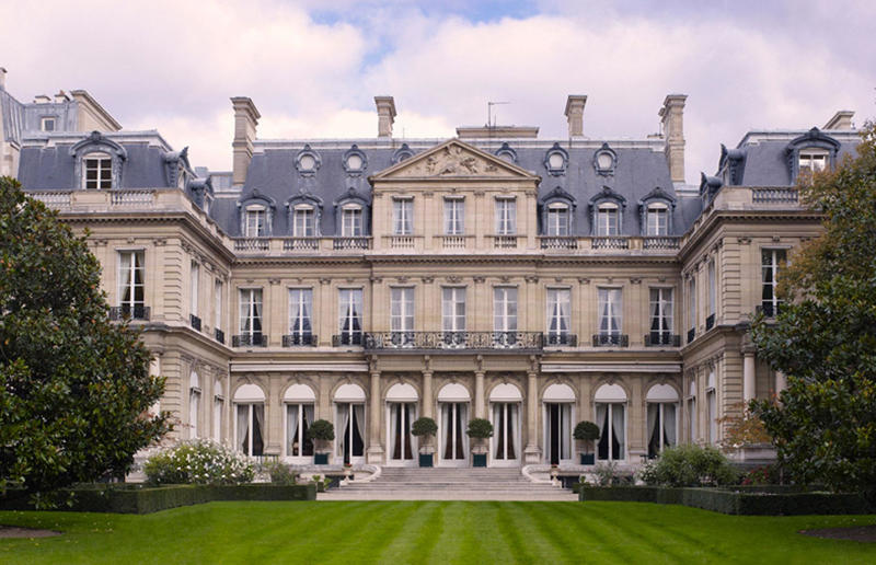 Hôtel de Pontalba The palatial properties of the world's most prestigious families, The Getty family, Patriarch of the Getty dynasty, Sunset Boulevard mansion, In honour of tragic son George Getty ll, Donated to the City of Los Angeles, Sutton Place, The home of a recluse, Getty's Italian villa renovation, Popular with celebrities then and now, Photo finish for the new generation, The Kennedy family, Moving on up, New York high society, The Kennedy Compound, Cape Cod, The White House by the sea, The Kennedy's Palm Beach escape, American royalty, JFK's Virginia home, Sold to Robert and Ethel Kennedy, The future of the Kennedy family, The Vanderbilt family, The Gilded Age, The largest house in the Big Apple, Elm Court revival, Magnificent Marble House, Preserved for the nation, The Breakers, Rhode Island's number one tourist attraction, Biltmore: America's largest house, The Guinness family, Ashford Castle, Playground of princes and pop stars, Home of the richest man in Ireland, Farmleigh: Ireland's official state guest house, Kenwood House, A generous philanthropist, Fairytale Luggala estate, A haven for artists and musicians, Raising the roof, The Rockefeller family, Regal Rockwood Hall, Wrecking ball victim, A mansion for the world's first billionaire, No expense spared, A national treasure, New York’s most desirable apartment, Selling off the family treasures, Exclusive properties, A tradition of philanthropy, The Astor family, Romantic Rokeby, Earning its keep, High-society Beechwood, Classy Cliveden House, Scene of the Profumo Affair, Hever Castle and royal connections, Kingsize bed, Grand Ginge Manor, The Rothschild family, Château de Ferrières, Goût Rothschild, Waddesdon Manor, Exceptional art collection, Hôtel de Pontalba, Confiscated by the Nazis, A family gem on the French Riviera, A treasure chest of art and antiquities, Passing on the properties, The Trudeau family, A national disgrace, Happy memories at Harrington Lake, Relaxed style, Maison Cormier, Trudeau's Art Deco mansion, Rideau Cottage