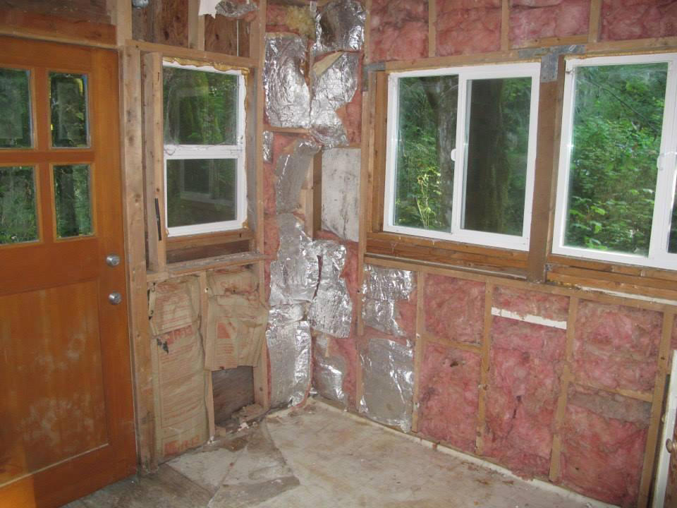 2013年、パトリック・ハッチソン氏はインターネットで小屋を見つけ、わずか6日後に7500ドルでそれ買った。, 初めのうちは小屋の内装と外装の数カ所を改修するだけでいいと考えていた。, しかし、作業を始めるやいなや、どれだけの修繕が必要か明らかになり始めた。, 建築のさまざまな側面を学ぶために、YouTubeに頼った。, 動画で使われている資材は、彼の小屋には適していないことも多かった。, 期限はなかったため、自分のペースで作業を進めることができた。, 改修工事が友人との絆を深めてくれたし、週末に都会での暮らしから離れて穏やかに過ごす機会も提供してくれた。, 振り返ってみると、土地所有権の調査だけはやっておくべきだった。, 小屋の修復は楽しかったが、それでも時間とお金がかかった。, 小屋の本当の価値は自分を新たなキャリアに転向させてくれたこと、とハッチソン氏は語る。