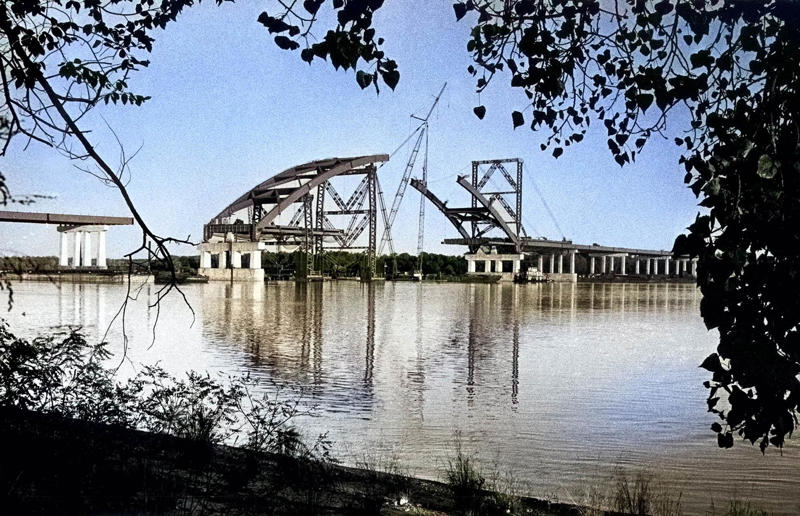 Iowa: Sergeant John F. Baker Jr. Bridge, Davenport (1972) Life in the 1970s in every state, Alabama: Alabama Theatre, Birmingham (1972), Alaska: Fishing on Nonvianuk Lake (1973), Arizona: Route 66, Winslow (1979), Arkansas: Testing for pollution in Fort Smith (1973), California: The streets of San Francisco (c.1970), Colorado: Galena Street, Aspen (1974), Connecticut: Collin’s Diner, Canaan (1976), Delaware: Old State House, Dover (1970), Florida: Disney’s Magic Kingdom (1970), Georgia: Farmer ploughing field in Helen (1970), Hawaii: The Brady Bunch in ‘Hawaii Bound’ (1972), Idaho: Camping on Lake Stanley (c.1970s), Illinois: Roller Disco fashion show, Chicago (1979), Indiana: Indianapolis 500 (1973), Iowa: Sergeant John F. Baker Jr. Bridge, Davenport (1972), Kansas: Grain elevator, White Cloud (1974), Kentucky: Miners’ homes, Brookside (1974), Louisiana: Bourbon Street, New Orleans (1976), Maine: Fishing in Cape Elizabeth (1971), Maryland: School excursion to Baltimore harbor (1973), Massachusetts: Haymarket Square, Boston (1973), Michigan: Annual smelt run, Tawas City (1973), Minnesota: SkyRise Terrace, St Paul (1971), Mississippi: Hurricane Camille Gift Shop, Gulfport (1979), Missouri: Tourist information booth, Lake of the Ozarks, Montana: East Glacier Park train station (1974), Nebraska: Sioux tribal dance, North Platte (1970), Nevada: Fremont Street, Las Vegas (c.1970), New Hampshire: Waterville Valley (1972), New Jersey: Seaside Heights boardwalk (1978), New Mexico: Mesa viewpoint (c.1970s), New York: Sightseeing cruise, New York City (c.1970s), North Carolina: Prom queen parade, Huntersville (c.1970s), North Dakota: Arriving at Fargo station (c.1972), Ohio: Aerial view of Toledo (c.1970s), Oklahoma: Oral Roberts University, Tulsa (c.1977), Oregon: Union Station, Portland (1974), Pennsylvania: Street parade, Philadelphia (1976), Rhode Island: Giant milk can, Lincoln (1978), South Carolina: Jungle Golf, Myrtle Beach (1979), South Dakota: Reptile Gardens Wild Animal Park (1975), Tennessee: Interstate 24 near Nashville (1972), Texas: Dallas freeway (1970), Utah: Dead Horse Point, Canyonlands (1972), Vermont: Farm shop (1975), Virginia: Tysons Corner Mall, Tysons Corner (1976), Washington: Seattle skyline (1973), West Virginia: Laundromat, Cedar Grove (1973), Wisconsin: Lake Mendota (1979)