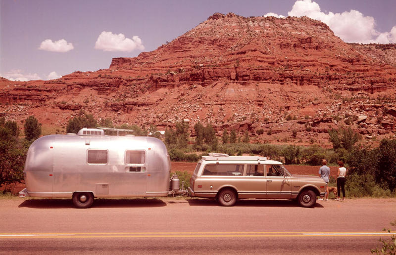 New Mexico: Mesa viewpoint (c.1970s) Life in the 1970s in every state, Alabama: Alabama Theatre, Birmingham (1972), Alaska: Fishing on Nonvianuk Lake (1973), Arizona: Route 66, Winslow (1979), Arkansas: Testing for pollution in Fort Smith (1973), California: The streets of San Francisco (c.1970), Colorado: Galena Street, Aspen (1974), Connecticut: Collin’s Diner, Canaan (1976), Delaware: Old State House, Dover (1970), Florida: Disney’s Magic Kingdom (1970), Georgia: Farmer ploughing field in Helen (1970), Hawaii: The Brady Bunch in ‘Hawaii Bound’ (1972), Idaho: Camping on Lake Stanley (c.1970s), Illinois: Roller Disco fashion show, Chicago (1979), Indiana: Indianapolis 500 (1973), Iowa: Sergeant John F. Baker Jr. Bridge, Davenport (1972), Kansas: Grain elevator, White Cloud (1974), Kentucky: Miners’ homes, Brookside (1974), Louisiana: Bourbon Street, New Orleans (1976), Maine: Fishing in Cape Elizabeth (1971), Maryland: School excursion to Baltimore harbor (1973), Massachusetts: Haymarket Square, Boston (1973), Michigan: Annual smelt run, Tawas City (1973), Minnesota: SkyRise Terrace, St Paul (1971), Mississippi: Hurricane Camille Gift Shop, Gulfport (1979), Missouri: Tourist information booth, Lake of the Ozarks, Montana: East Glacier Park train station (1974), Nebraska: Sioux tribal dance, North Platte (1970), Nevada: Fremont Street, Las Vegas (c.1970), New Hampshire: Waterville Valley (1972), New Jersey: Seaside Heights boardwalk (1978), New Mexico: Mesa viewpoint (c.1970s), New York: Sightseeing cruise, New York City (c.1970s), North Carolina: Prom queen parade, Huntersville (c.1970s), North Dakota: Arriving at Fargo station (c.1972), Ohio: Aerial view of Toledo (c.1970s), Oklahoma: Oral Roberts University, Tulsa (c.1977), Oregon: Union Station, Portland (1974), Pennsylvania: Street parade, Philadelphia (1976), Rhode Island: Giant milk can, Lincoln (1978), South Carolina: Jungle Golf, Myrtle Beach (1979), South Dakota: Reptile Gardens Wild Animal Park (1975), Tennessee: Interstate 24 near Nashville (1972), Texas: Dallas freeway (1970), Utah: Dead Horse Point, Canyonlands (1972), Vermont: Farm shop (1975), Virginia: Tysons Corner Mall, Tysons Corner (1976), Washington: Seattle skyline (1973), West Virginia: Laundromat, Cedar Grove (1973), Wisconsin: Lake Mendota (1979)