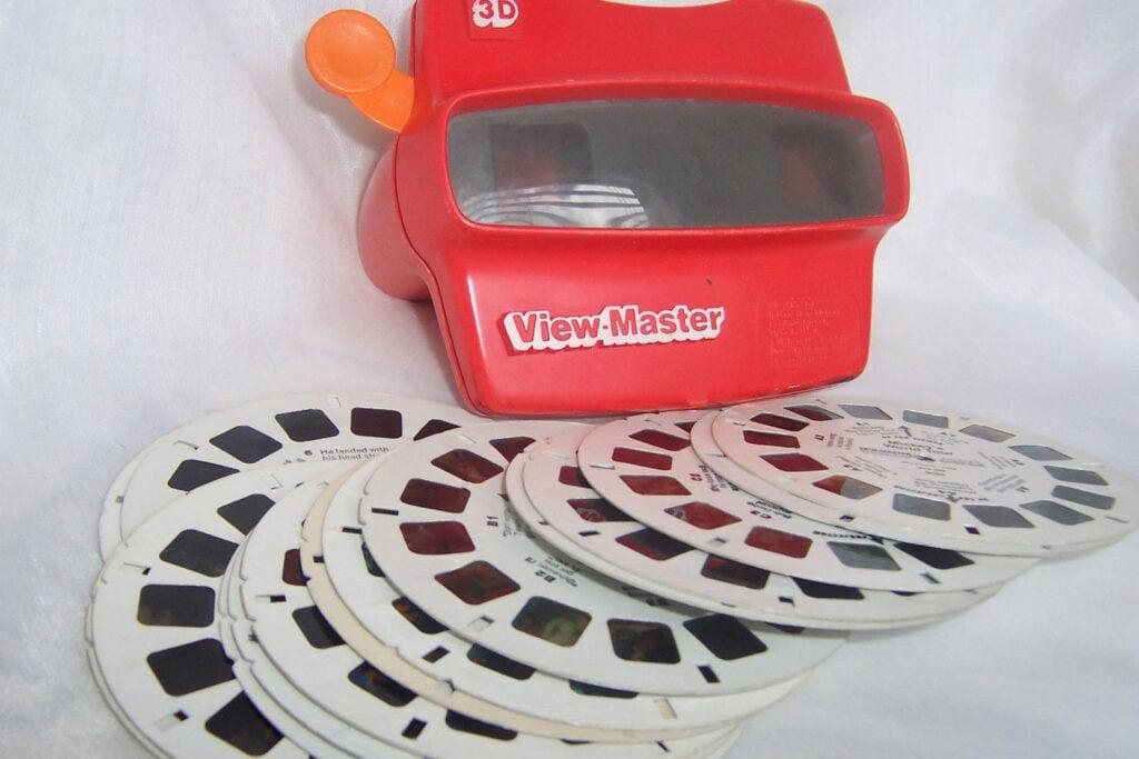 #25: View Master #1: 10-Color Pens, #3: Scary Stories to Tell in the Dark, #4: Pop-Tarts Crunch, #6: FM Scan Radio, #7: The Talkboy, #9: McDonald’s Cooler at School Functions, #10: Blockbuster Gumball Machine, #12: Polly Pocket, #13: Hard Rock Cafe, #15: McDonalds Hercules plates, #16: Lunchables, #18: This Exact Casserole Dish, #19: Warheads Candy, #21: Crayola Stamp Markers, #22: General Electric Alarm Clock, #24: This Exact Set of Stick-On Earrings, #25: View Master, #27: Blockbuster Membership Card, #28: Hamburger Stools at McDonald’s, #30: Kid Pix Game, #31: Magic Eye Posters, #34: Chuck E. Cheese’s ball pits, #34: Rainbow-Colored Toys “R” Us Plastic Bags