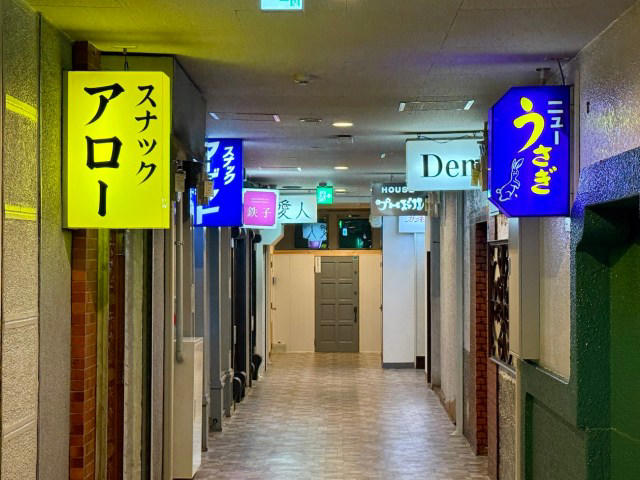 ・泊まれるスナック街（青森）, ・宇宙空間を満喫できる未来型カプセルホテル（埼玉）, ・衝撃のUFOビューホテル（千葉）, ・鉄道コンセプト客室（山梨）, ・急増中のコンテナホテル, ・教会の宿坊（東京）, ・アウトレイジ過ぎる激安ホテル（神奈川）, ・激狭ツインルーム（東京）, ・広すぎて逆に眠れない（埼玉）, ・駅舎ホテル（福岡）, ・ユニークなホテルに泊まりたい