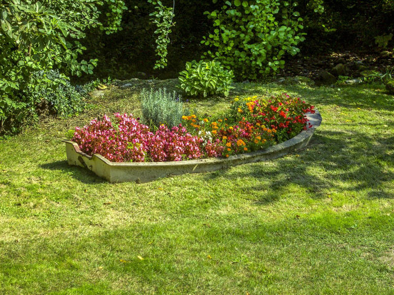 1) Make Them Waist Height, 3) Carve a Path, 4) Add Grid Wiring, 5) Use Brick, 10) Build in Steps, 11) Spring for Stone, 13) Choose Colorful Planters, 16) Make Your Own Meadow, 19) Opt for a Bucket, 20) Try Square Foot Gardening, 21) Surround a Shed, 22) Mix the Materials, 23) Work the Angles, 25) Tier the Planters, 26) Incorporate Scenic Pathways, 27) Mix and Match Your Vessels, 28) Think Outside the Box, 29) Automate Your Chores, 30) Add a Bit of Quirk