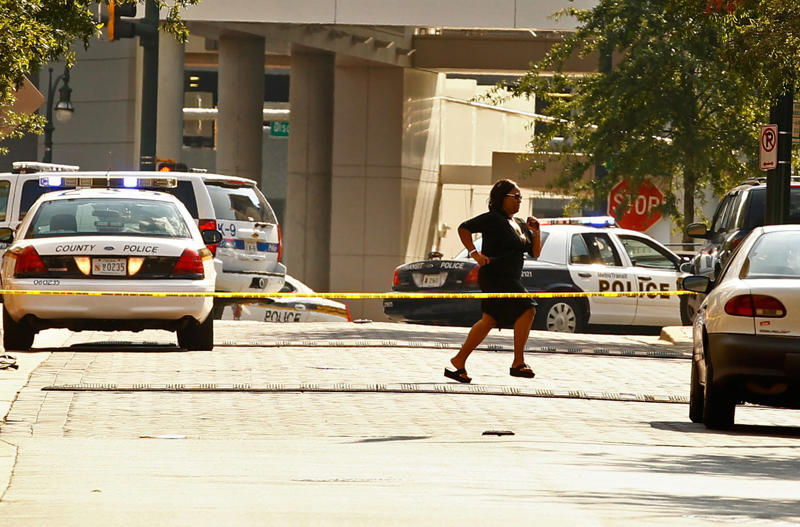 Discretion Maintain calm, Safe routes, Discretion, Look for cover, Get away from suspicious items, Complete alert, In contact with the police, Stay attentive, Travel safely, When the police arrive, get out of the area