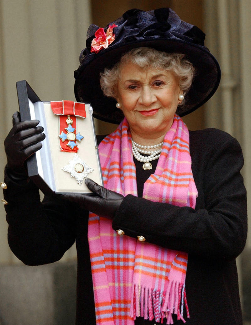 Joan Plowright José Mujica, Mario Vargas Llosa, Val Kilmer, George Foreman, Gene Hackman, Michelle Trachtenberg, Wayne Osmond, Brenton Wood, The Vivienne, Mike Rinder, Brian Matusz, Jean-Marie Le Pen, Peter Yarrow, Sam Moore, Tony Slattery, David Lynch, Joan Plowright, Lynn Ban