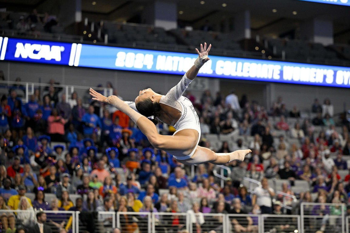 Epic photos of Livvy Dunne and the elite LSU gymnastics team