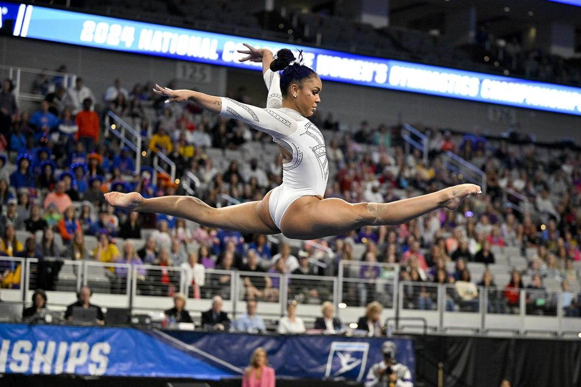Epic photos of Livvy Dunne and the elite LSU gymnastics team