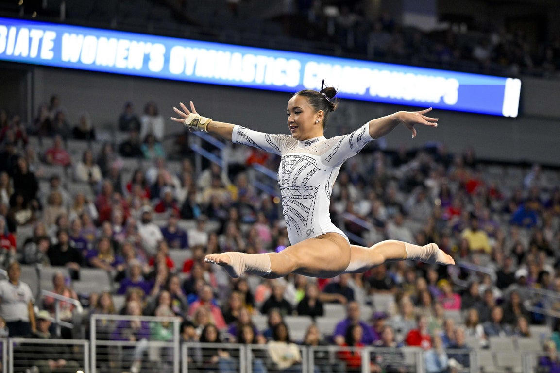 Epic photos of Livvy Dunne and the elite LSU gymnastics team