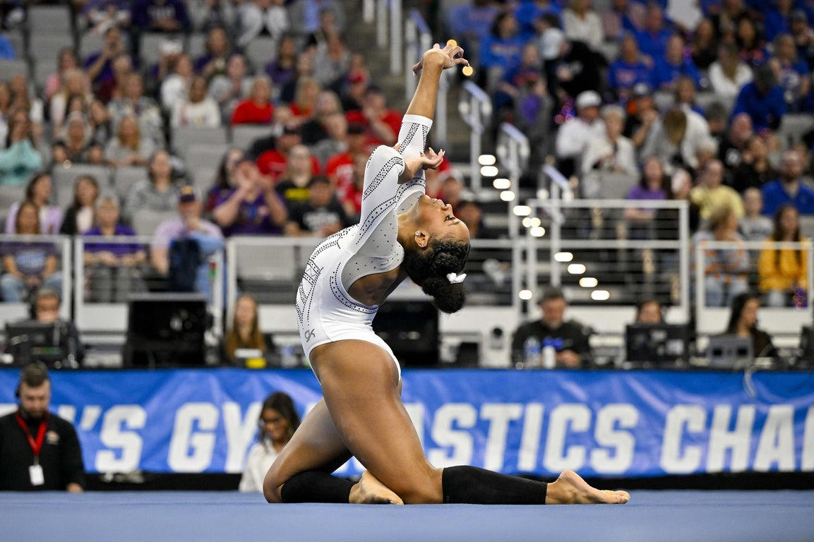 Epic photos of Livvy Dunne and the elite LSU gymnastics team
