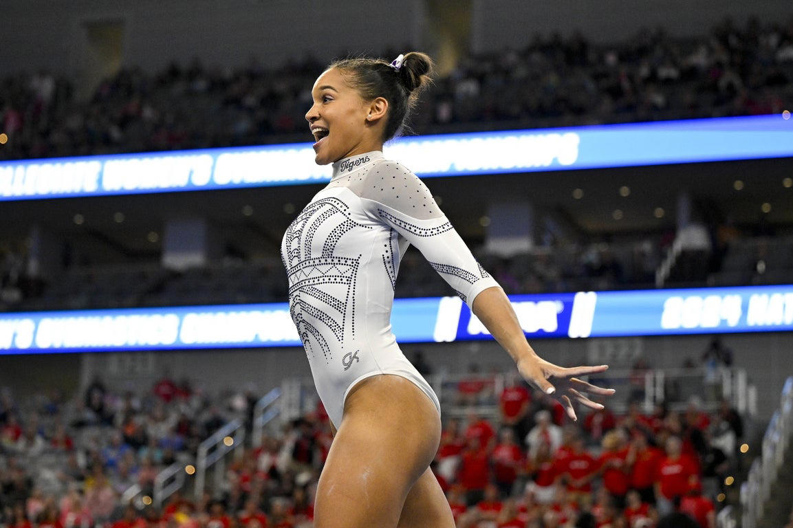 Epic photos of Livvy Dunne and the elite LSU gymnastics team
