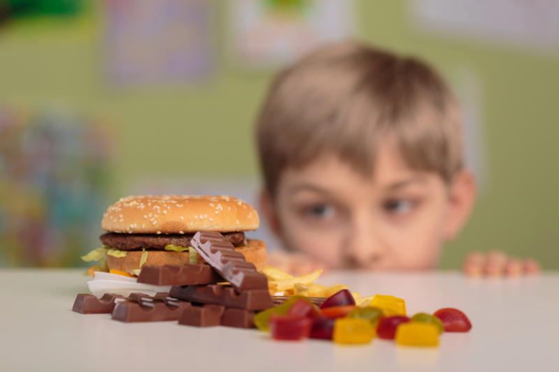 Hyper-palatability Once you start, you can't stop?, Ultra-processed vs. processed, Fighting evolutionary factors, Industrial processes, Something sinister?, Highly modified, Hard to avoid it, Starch slurry, Missing nutrients, Fast digestion, Gut health, Hyper-palatability, "Eat more" environment, Healthier alternatives