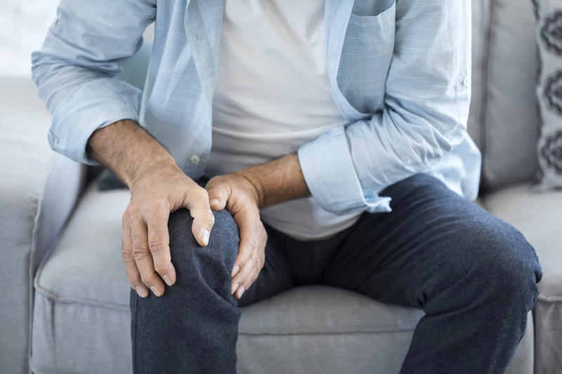 Knee pain Loss of smell, Abdominal bloating, Unexpected weight loss, Neck stiffness, Change of humor, Knee pain, Coughing, Red face, Stomach ache, Calf pain, Blood in urine, Erectile dysfunction, Itchy skin, Forgetfulness