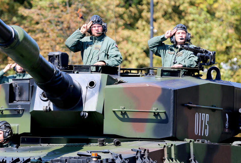 Origins of the military salute, Medieval greeting, Show of respect, Hats off!, Clenched fists on the High Seas, A display of respect, Acknowledging the Head of State, The American way, Uniform salute, Different rendering, Hitler's salute, Saluting and bowing, The greatest honor, Veterans' salute