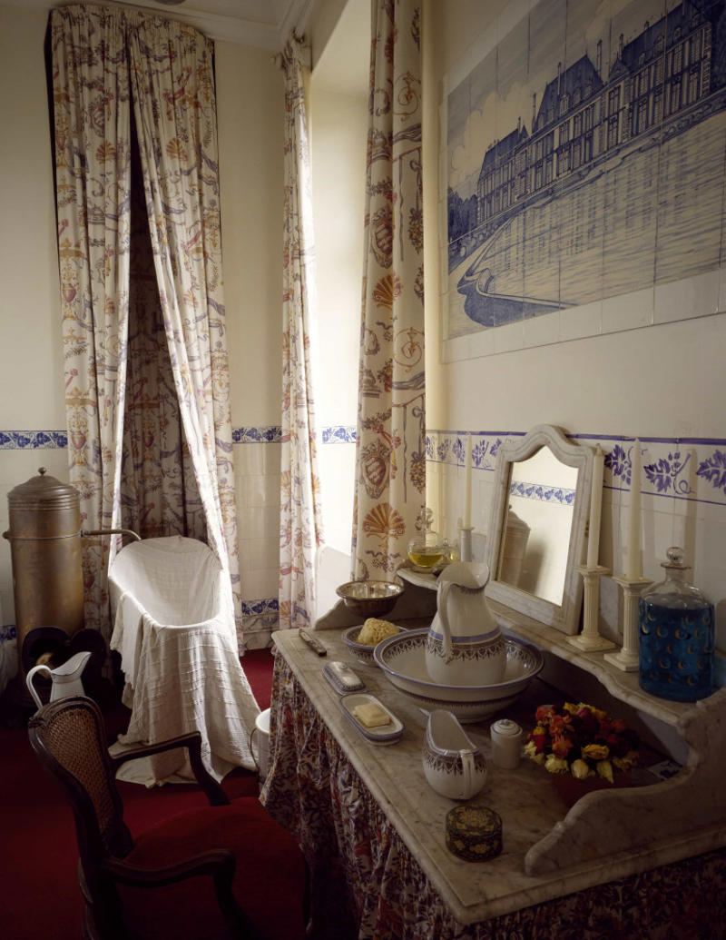Royal habits Plumbing, Liberal bathroom policies, Henry VIII (1491-1547), The royal court, Palace hopping, Unbearable smells, Henry the Health Inspector, A very expensive napkin, Charles II (1630-1685), Olfactory distractions, Rags and riches, Marie Antoinette (1755-1793), Louis XIV (1638-1715), Health and hygiene, Royal habits