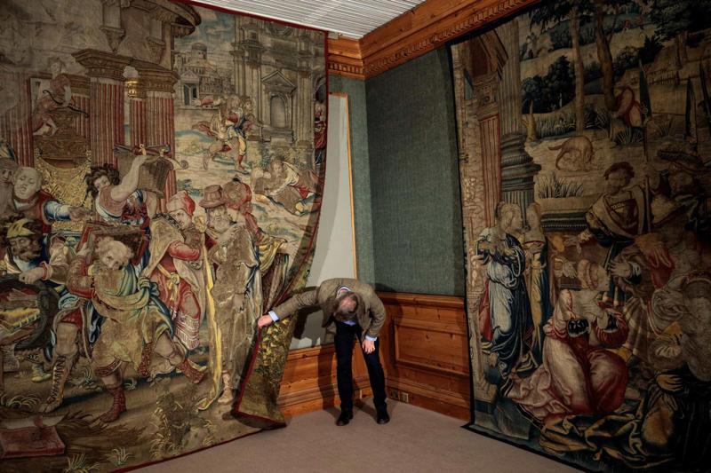 A very expensive napkin Plumbing, Liberal bathroom policies, Henry VIII (1491-1547), The royal court, Palace hopping, Unbearable smells, Henry the Health Inspector, A very expensive napkin, Charles II (1630-1685), Olfactory distractions, Rags and riches, Marie Antoinette (1755-1793), Louis XIV (1638-1715), Health and hygiene, Royal habits