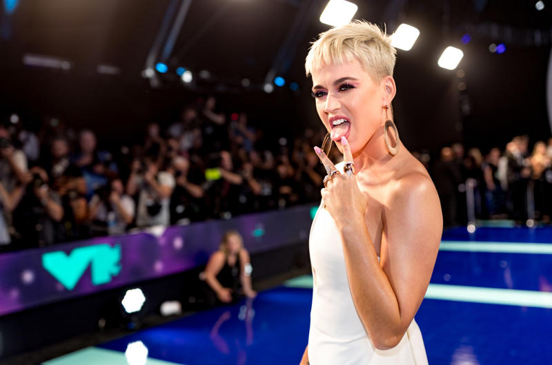 Jessica Simpson, Lucy Hale, Chrissy Teigen, Patricia Heaton, Megan Fox, Kim Kardashian, Jim Carrey, Blake Lively, Katy Perry, Natalie Portman, Tyra Banks, Joe Manganiello, Eva Mendes, Kelly Osbourne, Russell Brand, Calvin Harris, Shania Twain, Tyler The Creator, Daniel Radcliffe, Bradley Cooper, James Franco, Kim Catrall, Eric Clapton, Colin Farrell, Jennifer Hudson, Gerard Butler, Kristin Davis, Tobey Maguire, Jada Pinkett-Smith, Ewan Mcgregor, Christina Ricci, Chris Martin, Leona Lewis